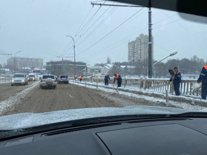 убирают снег киш 27 дек 2021