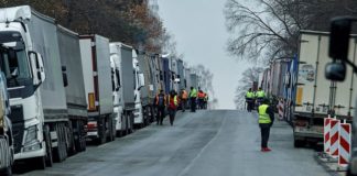 Польские дальнобойщики начали круглосуточную блокаду КПП на границе с Украиной