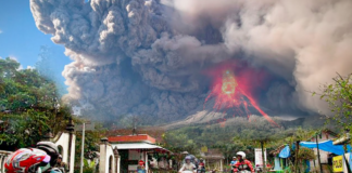 В Индонезии при извержении вулкана погибли 11 человек
