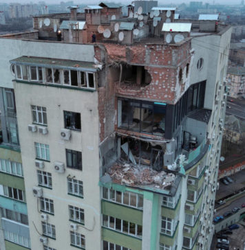 Россия снова атаковала Киев дронами. В одном из домов разрушены три этажа