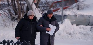 Семья Алексея Навального весь день пытается найти тело умершего политика