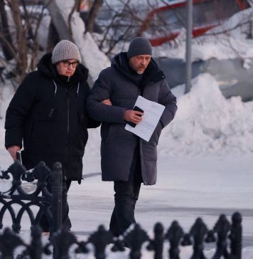 Семья Алексея Навального весь день пытается найти тело умершего политика